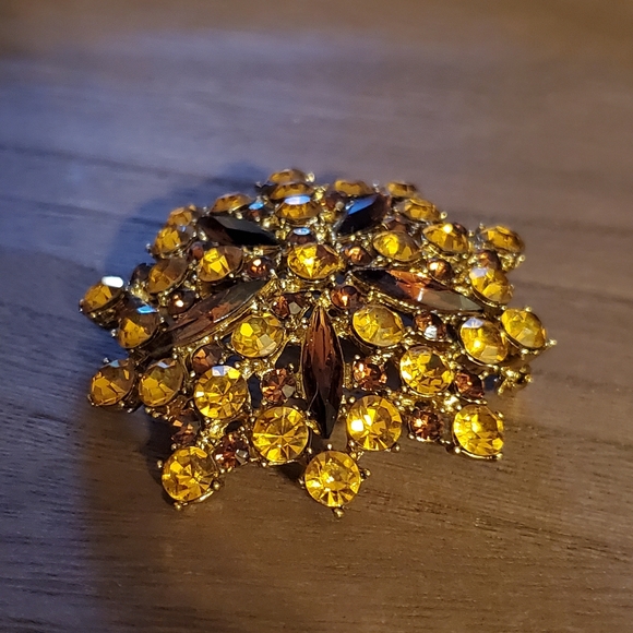 Vintage Flower Brooch - Picture 10 of 17